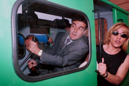 El entonces alcalde de Ponferrada, Ismael Álvarez, junto a Isabel Carrasco, entonces consejera de Economía de la Junta de Castilla y León, el día de la inauguración del museo el 26 de mayo de 1999.