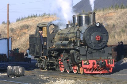 La locomotora 31, durante un encendido en Cubillos del Sil en año 2001.