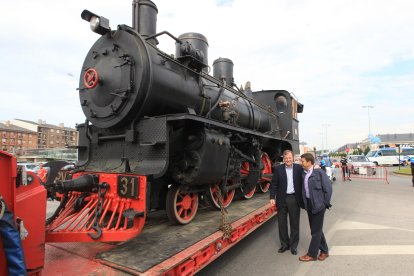 La mítica 31, a su llegada al museo desde Ardoncino, en mayo de 2011. En la foto, el entonces consejero de Fomento, Antonio Silván y el que era alcalde de Ponferrada, Carlos López Riesco.