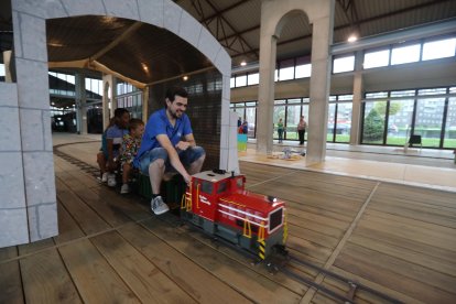 Daniel Pérez Lanuza, de la Asociación Cultural Ferroviaria Berciana, conduce el trenecito infantil por la lonja del museo.