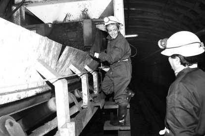 Carrasco, ataviada con la ropa de trabajo minera, en una explotación minera de Santa Cruz del Sil.