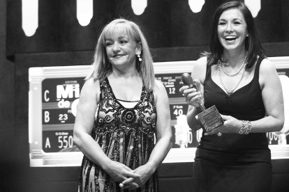 Isabel Carrasco era una mujer que cuidaba mucho su imagen. En la fotografía, junto a Isabel Gemio, en una gala de los Micrófonos de Oro.