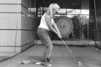 Otro de sus deportes habituales, esta vez practicando en un green con hierba artificial en la terraza de El Corte Inglés.