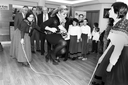 Isabel Carrasco se lanzó a saltar la cuerda en la presentación del calendario de 2009 del periódico decano.
