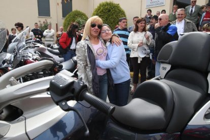 Junto a una usuaria del centro asistencial Sagrado Corazón durante una actividad motera solidaria.