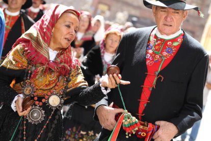 Isabel Carrasco junto a Luis del Olmo, recreando la boda maragata que levantó gran expectación en Astorga.