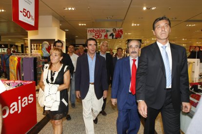 Acompañó al expresidente del Gobierno en su visita a León para presentar un libro. En la imagen, en El Corte Inglés.