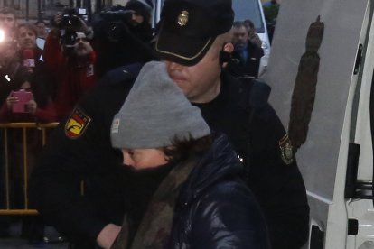 Montserrat González, la autora confesa de la muerte de Isabel Carrasco, intentó sin éxito conseguir una plaza fija en la Diputación. Su hija Triana llevaba ya casi un año trabajando como funcionaria interina en el puesto de ingeniera de telecomunicaciones en la Diputación, donde tomó posesión de su cargo el 1 de junio de 2007. Cuando la institución provincial convocó en marzo de 2008 un concurso-oposición para 40 plazas de auxiliar administrativo, María Montserrat González Fernández decidió presentarse. Este empleo le permitiría compartir lugar de trabajo y horario con Triana.