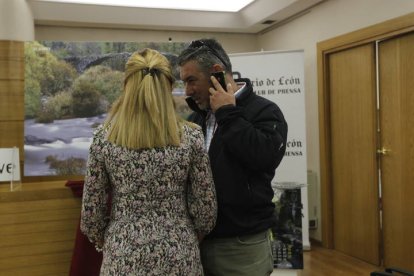 Isabel Carrasco conversa con el fotógrafo del Diario de León Norberto Cabezas, fallecido en 2013.