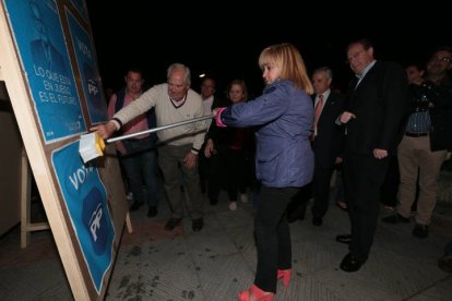 Isabel Carrasco participó cuatro días antes en la pegada de carteles de las elecciones europeas.