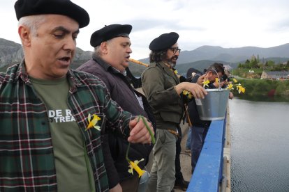 Concentración con capilotes en Riaño.