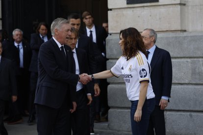 Carlo Ancelotti saluda a Díaz Ayuso, tras la visita del equipo a la Real Casa de Correos durante los actos de celebración de la trigésimo sexta Liga. EFE/Mariscal