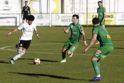 Los jugadores del Atlético Astorga celebraron con la afición la clasificación para el play off.  FERNANDO OTERO