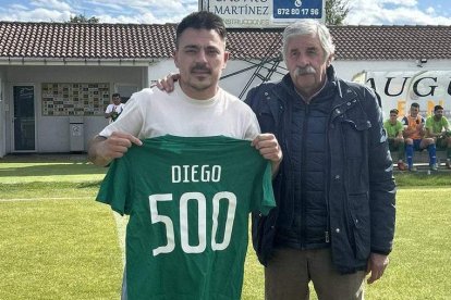 Los jugadores del Atlético Astorga celebraron con la afición la clasificación para el play off.  FERNANDO OTERO