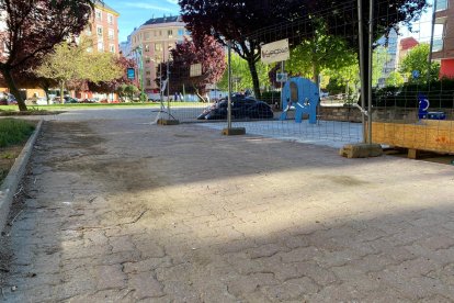 Estado de las obras en el parque de San Mamés, que han visitado los concejales de UPL