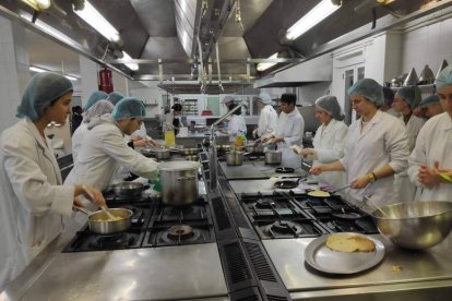 El grado tiene convenios para que los alumnos realicen prácticas en los restaurantes con Estrella Michelín de toda la Comunidad. DL