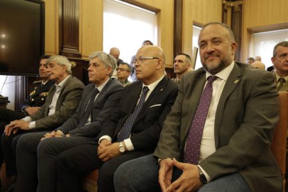 Las autoridades acompañaron a Marcelino Félix Fernández en su gran día. RAMIRO