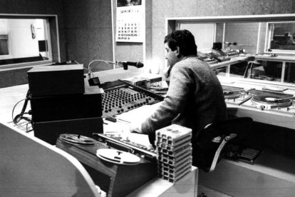 Gelete a los mandos desde el control de Radio León realizando el programa.