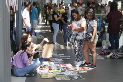 El mercadillo de libros usados inventado por Gelete se mantiene gracias a Mures.