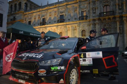 La plaza de San Marcos albergó la protocolaria salida oficial del Rallye Reino de León, valedero para la Copa de España