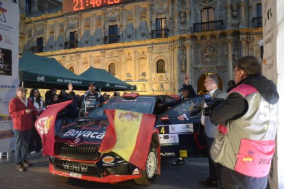 La plaza de San Marcos albergó la protocolaria salida oficial del Rallye Reino de León, valedero para la Copa de España