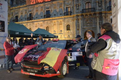 La plaza de San Marcos albergó la protocolaria salida oficial del Rallye Reino de León, valedero para la Copa de España