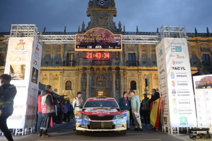 La plaza de San Marcos albergó la protocolaria salida oficial del Rallye Reino de León, valedero para la Copa de España