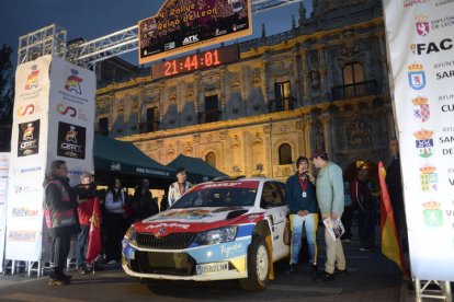 La plaza de San Marcos albergó la protocolaria salida oficial del Rallye Reino de León, valedero para la Copa de España