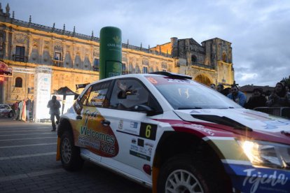 La plaza de San Marcos albergó la protocolaria salida oficial del Rallye Reino de León, valedero para la Copa de España