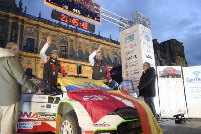 La plaza de San Marcos albergó la protocolaria salida oficial del Rallye Reino de León, valedero para la Copa de España
