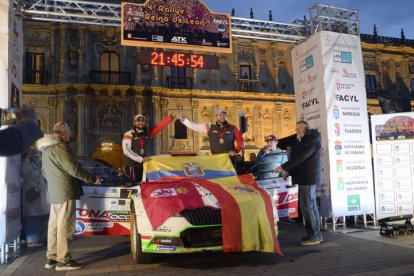 La plaza de San Marcos albergó la protocolaria salida oficial del Rallye Reino de León, valedero para la Copa de España