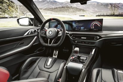 Habitáculo de carreras: achatado volante de tres radios tapizado en Alcantara, asientos de carbono marcadamente ergonómicos y pantallas digitales con informaciones de ‘nuestros’ tiempos por vuelta.