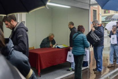 Julio Llamazares, ayer, durante la firma de libros en la feria. MARÍA FUENTES