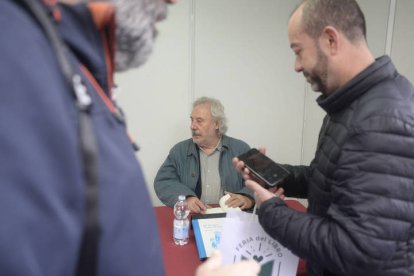 Pese a la lluvia, muchos lectores se han acercado hasta la Feria del Libro