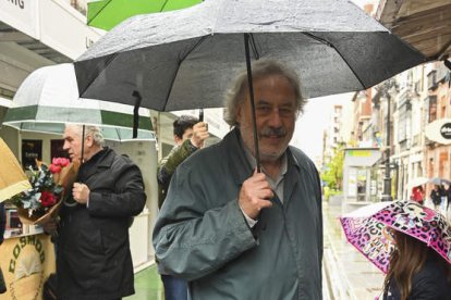Julio Llamazares firmó en el lluvioso sábado de la Feria del Libro. j. CASARES