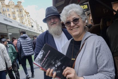 Compradores de libros en la jornada de este domingo.  MARÍA FUENTES