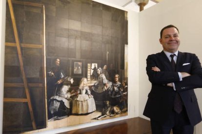 José María Viejo, director general de Fundos, ante la copia de 'Las Meninas' de Félix de la Concha. RAMIRO