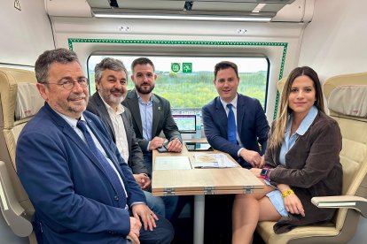 En la imagen, Mariano Santiso, gerente de Renfe Viajeros; Alejandro Calvo, consejero de Fomento, Cooperación Local y Prevención de Incendios del Principado de Asturias; Jorge García, viceconsejero de Infraestructuras y Movilidad del Principado de Asturias,
Javier Alfonso Cendón y Nuria Rubio.