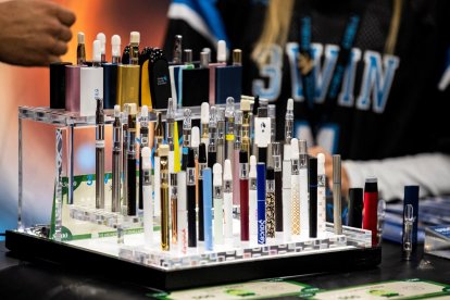 Imagen de archivo de un expositor con vapeadores.
                       EFE/EPA/ETIENNE LAURENT