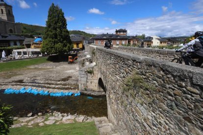 Operarios en las tareas de limpieza y rejuntado debajo de uno de los arcos del puente.  ANA F. BARREDO
