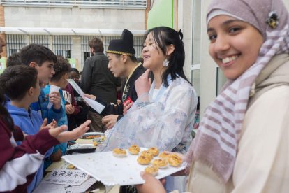 El patio del IES Padre Isla se convirtió en un crisol cultural.  MARÍA FUENTES