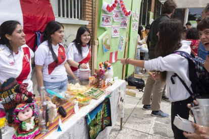 El patio del IES Padre Isla se convirtió en un crisol cultural.  MARÍA FUENTES