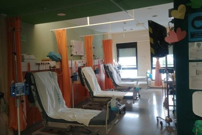 Pacientes que tenían cita ayer en el Hospital El Bierzo, esperando algún tipo de explicación. DL