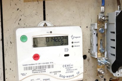 Contador de la luz general en una vivienda. EFE/JUAN CARLOS HIDALGO/Archivo