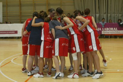 Acis Mercaleón logró la gesta de subir a la máxima categoría del baloncesto femenino nacional el 23 de mayo de 2004. Venció al favorito Sõller (54-64) en la cancha mallorquina tras un encuentro perfecto.