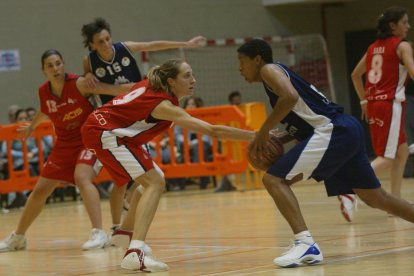 Acis Mercaleón logró la gesta de subir a la máxima categoría del baloncesto femenino nacional el 23 de mayo de 2004. Venció al favorito Sõller (54-64) en la cancha mallorquina tras un encuentro perfecto.