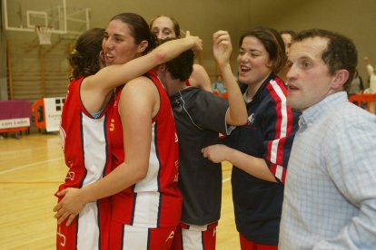 Acis Mercaleón logró la gesta de subir a la máxima categoría del baloncesto femenino nacional el 23 de mayo de 2004. Venció al favorito Sõller (54-64) en la cancha mallorquina tras un encuentro perfecto.