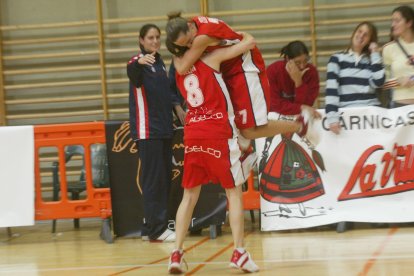 Acis Mercaleón logró la gesta de subir a la máxima categoría del baloncesto femenino nacional el 23 de mayo de 2004. Venció al favorito Sõller (54-64) en la cancha mallorquina tras un encuentro perfecto.
