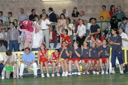Acis Mercaleón logró la gesta de subir a la máxima categoría del baloncesto femenino nacional el 23 de mayo de 2004. Venció al favorito Sõller (54-64) en la cancha mallorquina tras un encuentro perfecto.