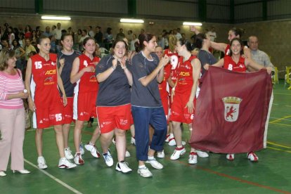 Acis Mercaleón logró la gesta de subir a la máxima categoría del baloncesto femenino nacional el 23 de mayo de 2004. Venció al favorito Sõller (54-64) en la cancha mallorquina tras un encuentro perfecto.